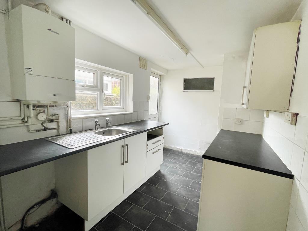 Lot: 2 - MID-TERRACE HOUSE WITH POTENTIAL - Kitchen with fitted units and boiler